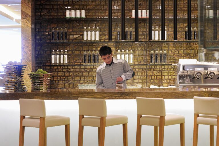JWMM_Kitchen6_BarArea_Associate